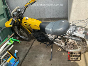 Yamaha Trail 400 Motorbike (TIJ802) & Tool Box of Spares & Assorted & Bike Lifter